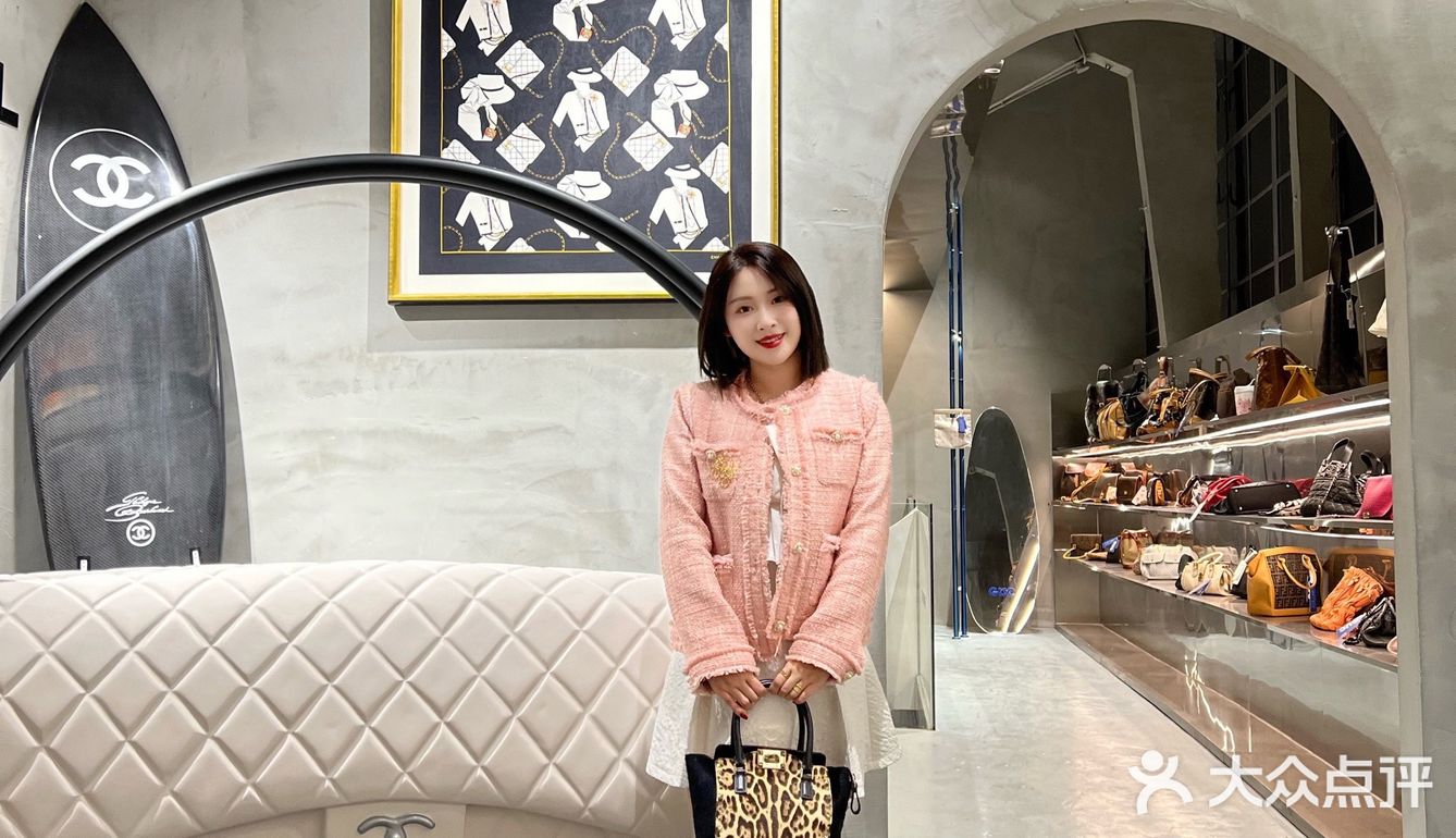 像LV，香奈儿等等，也可以上身背一下