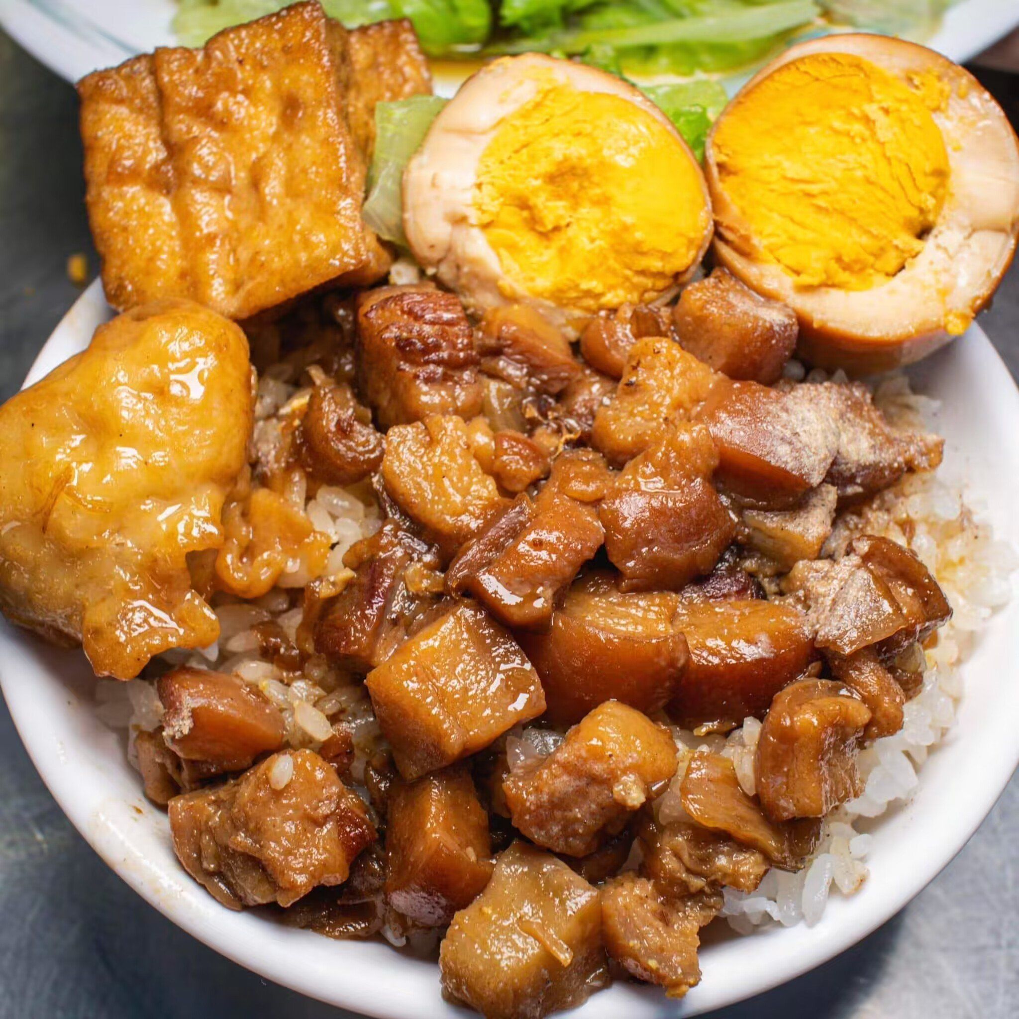 油亮亮的卤肉饭,真满足