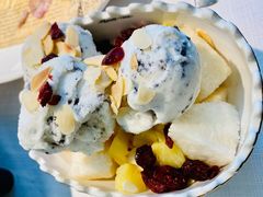 香草曲奇冰淇淋配时令水果-春树下·树屋花房西餐厅(罍街AS1980店)