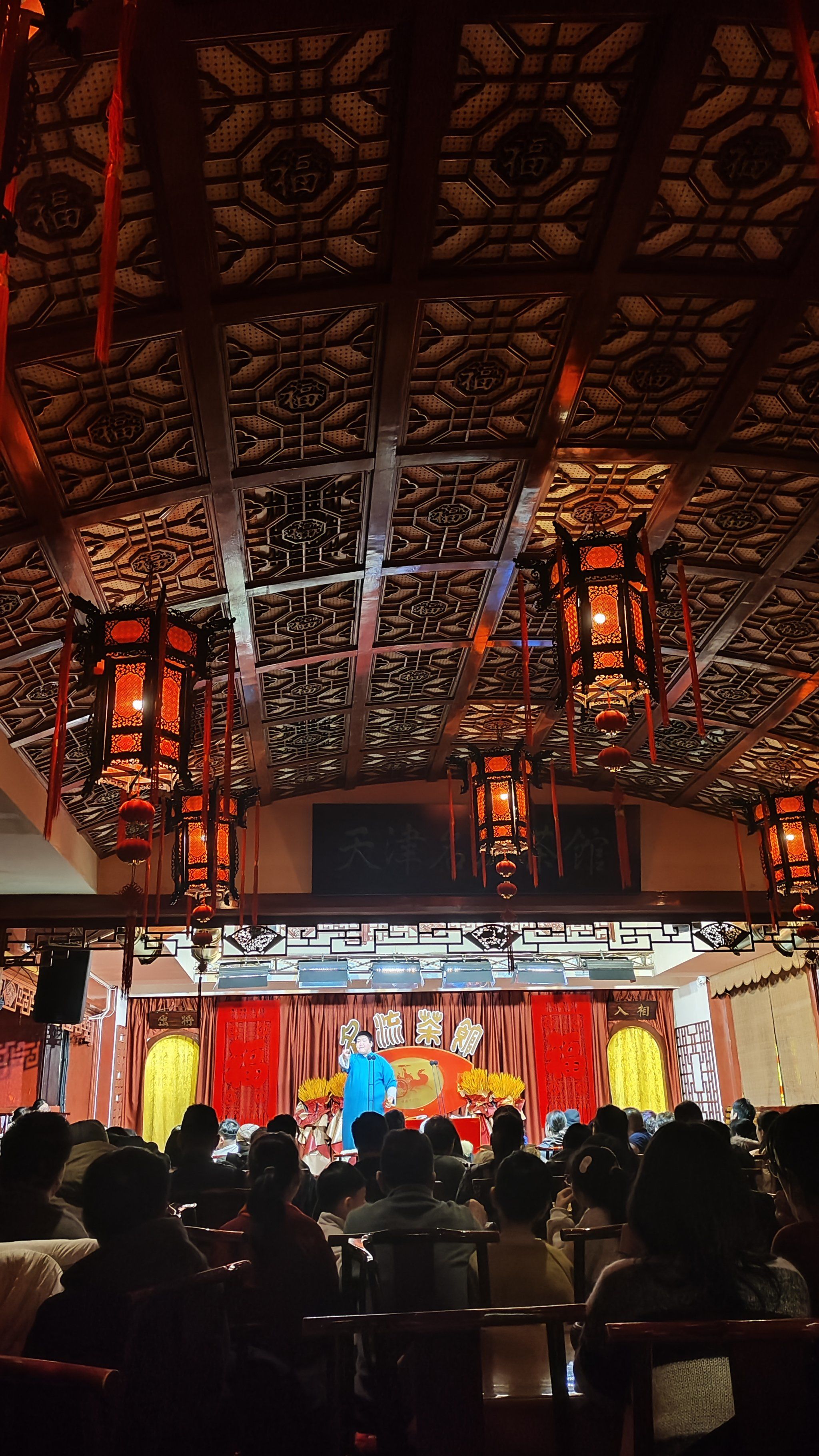 天津不愧为曲艺之乡,名流茶馆的表演很精彩