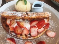 草莓松饼-ROAST coffee & eatery