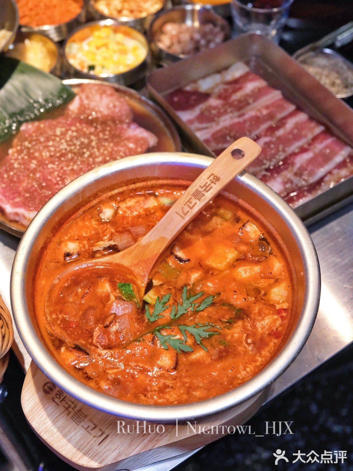 惊‼️这家烤肉店小哥哥颜值可太高了吧