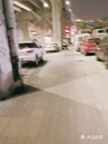 繁华的都市人生夜里静，大街上寥寥无几