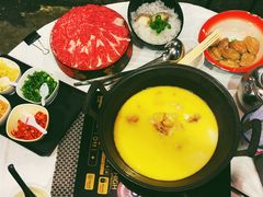 浓厚原只鸡煲花胶汤-鲜入围煮花胶鸡海鲜火锅