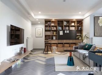入户就可以看到一大面木色展示柜；地面的是不同颜色地砖
