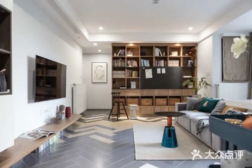 入户就可以看到一大面木色展示柜；地面的是不同颜色地砖