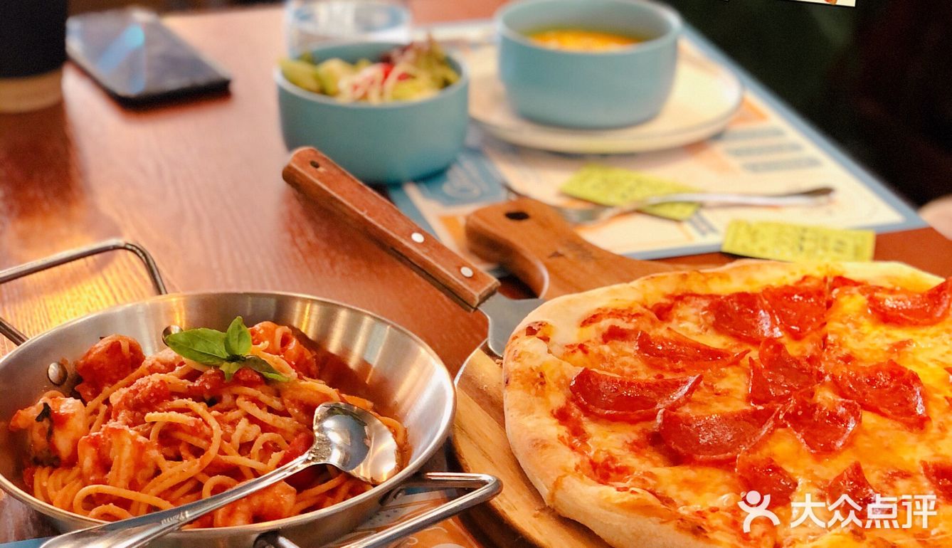 终于让恰到hin正宗的意大利披萨🍕啦！歪果仁老板很帅~[色]