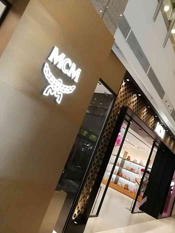 mcm(港汇恒隆精品店)-"服务员真的是素质差到爆炸,一副看不起人的.