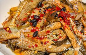 Spicy Bean-Flavored Fire-Baked Fish