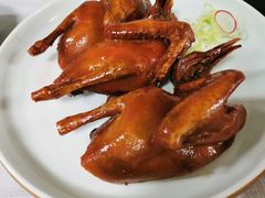玻璃皮润烧乳鸽皇-富力丽思卡尔顿酒店·丽轩中餐厅