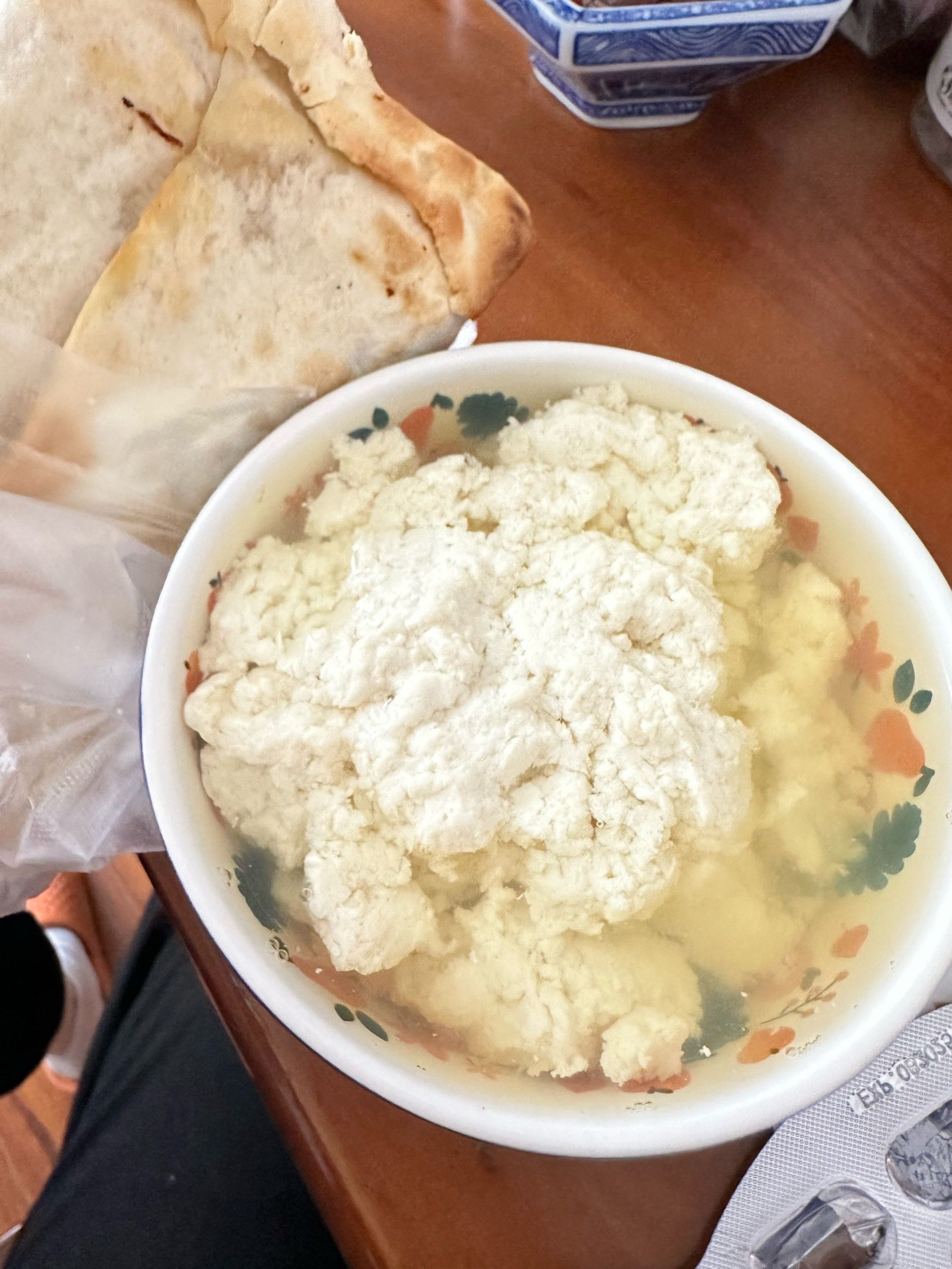 去临沂找闺蜜玩,早餐闺蜜给买了豆腐脑,我这一看,不对啊,怎么是这样啊