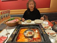 -老牌坊云南鱼豆花火锅(哈西万达店)