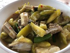 鲨鱼焖酸瓜-姐妹四更烤猪店