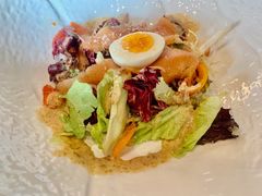 三文鱼色拉-YUE·6·西式融合餐厅(外滩六号店)