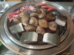 东港大白蚬-围炉肉舍•炭烤活鳗•丹东海鲜烤肉(步行街店)