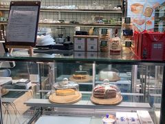 面包甜点陈列柜-房角石咖啡与书(吉大南校店)