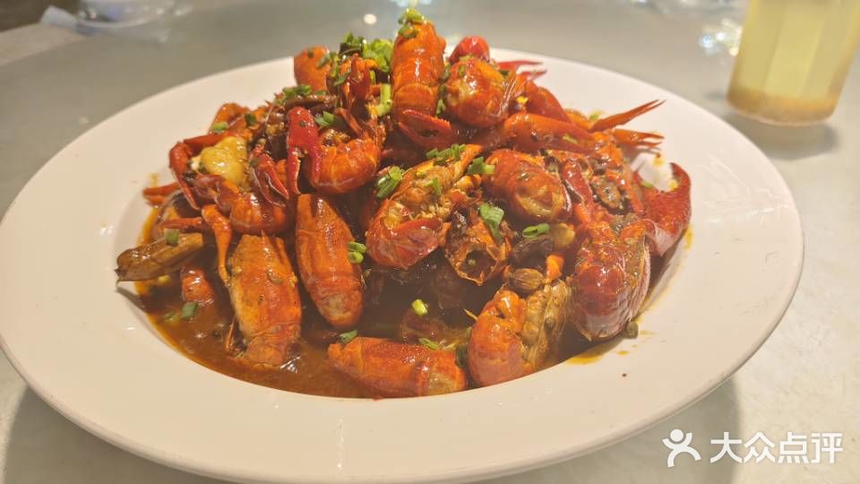 今天和朋友一起来这家餐厅吃饭，氛围特别舒服