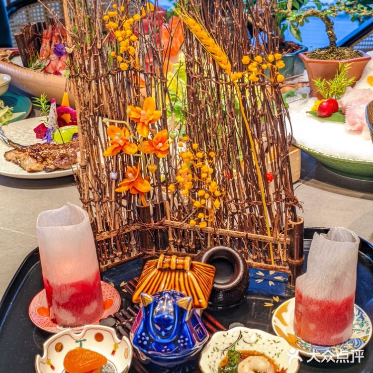 这是一份超大的刺身船,盛满了来自世界各地的新鲜海产