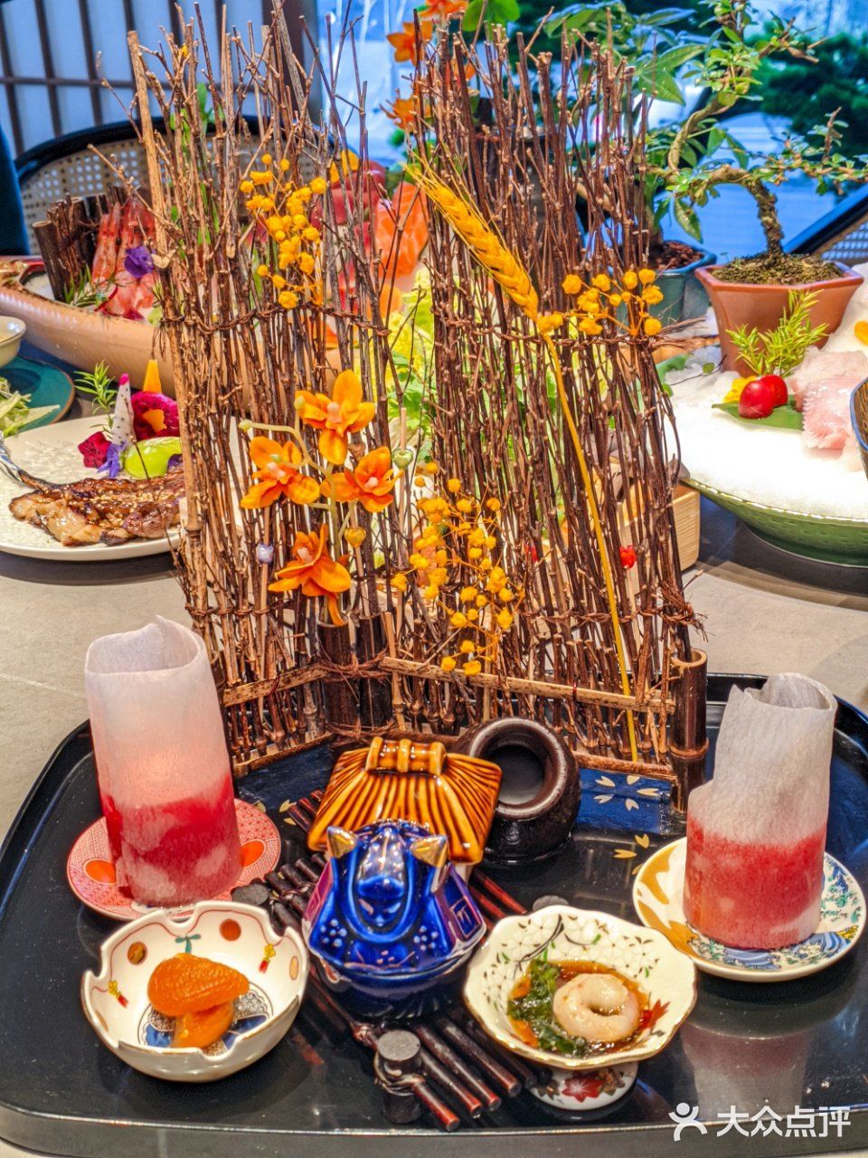 这是一份超大的刺身船,盛满了来自世界各地的新鲜海产