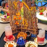 这是一份超大的刺身船,盛满了来自世界各地的新鲜海产