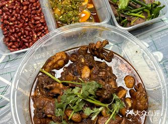 以下是一些川味鸡煲、川味片牛肉、川味凉拌皮蛋的做法：