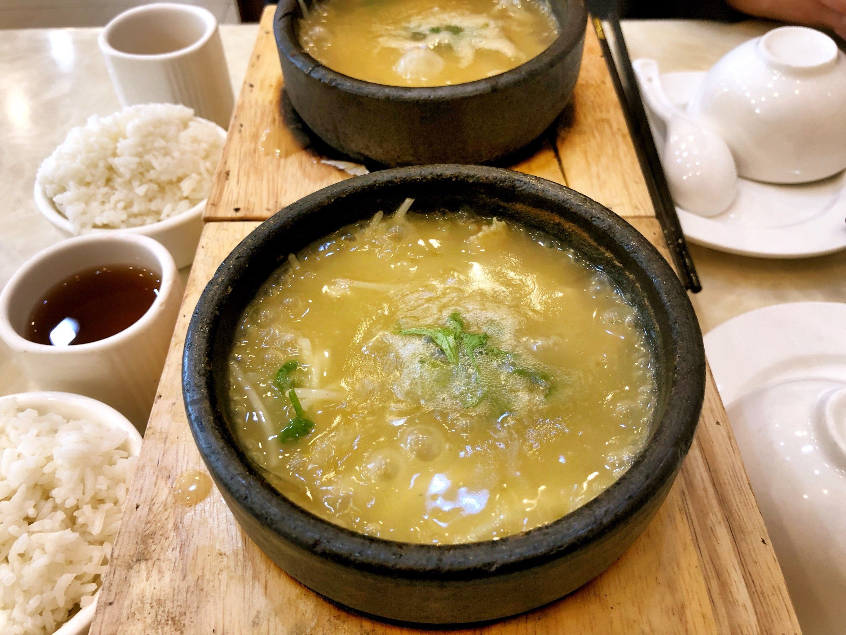 热腾腾的鱼翅捞饭汤品,抵御寒冬