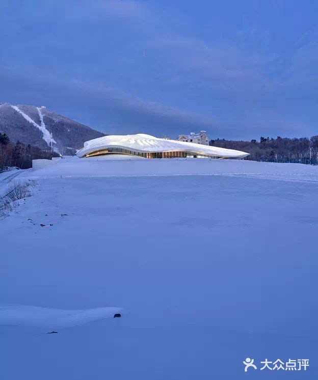 今日分享 “雪山下的大帐篷”，延续建筑与自然交融的艺术意境