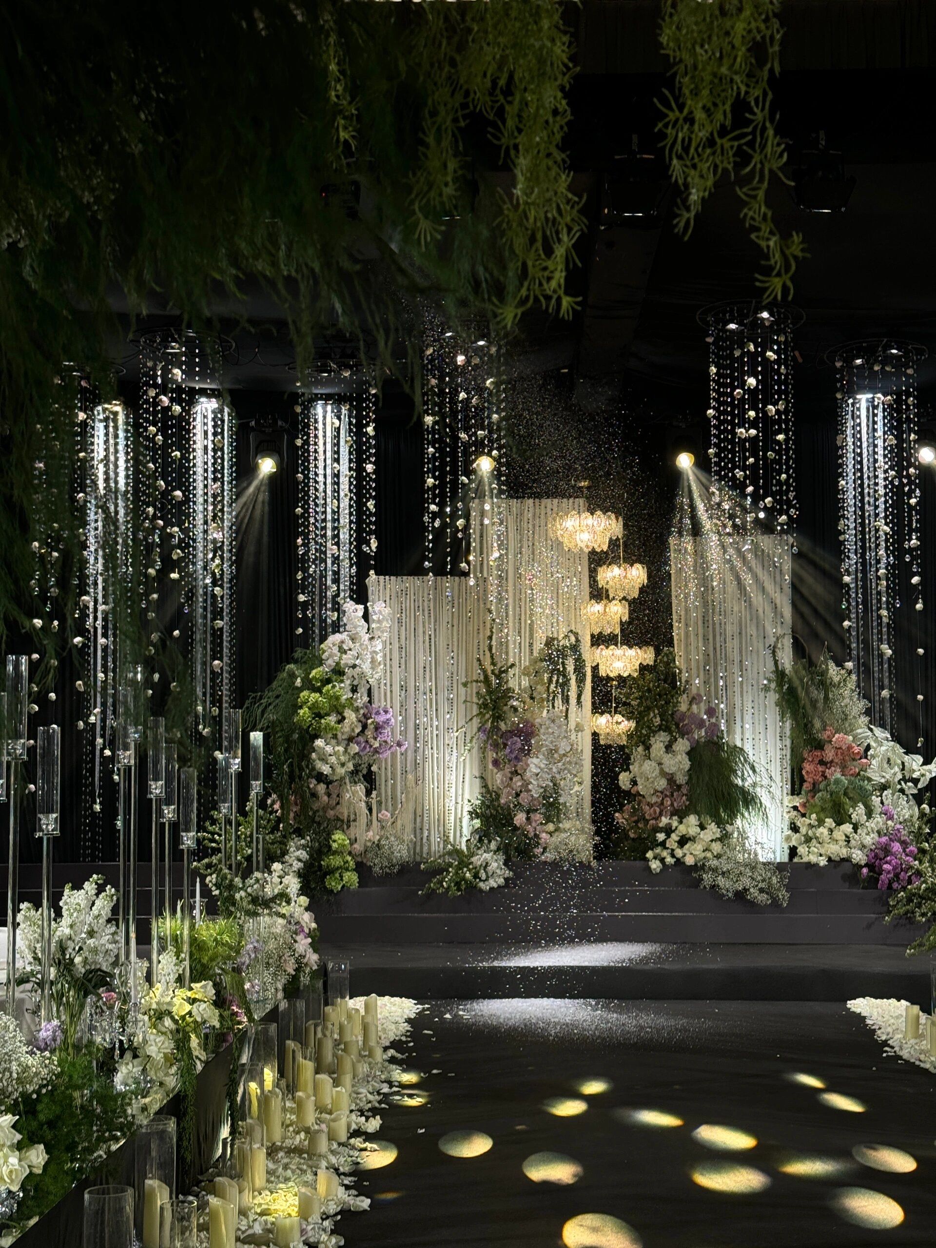 尽显轻奢风的韩式宴会氛围 花艺铺满婚礼现场