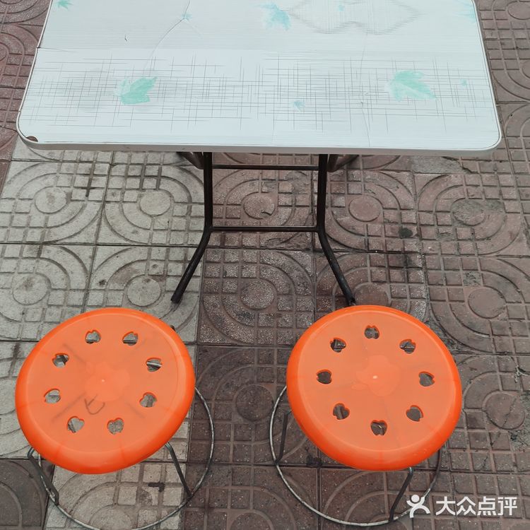 他们家的刀削面是现削的，面好吃臊子也香