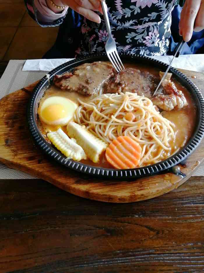 红屋牛排(延安二路店)-"和朋友来吃过好几次了,他家是个老字号了,.