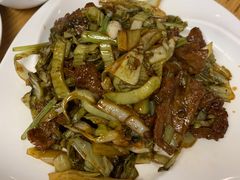 自制酸菜炒牛肉-宏记广东客家菜(丰汇店)