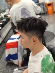 -15C7 男士理发馆 烫染专业店