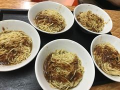 -松树干拌面店