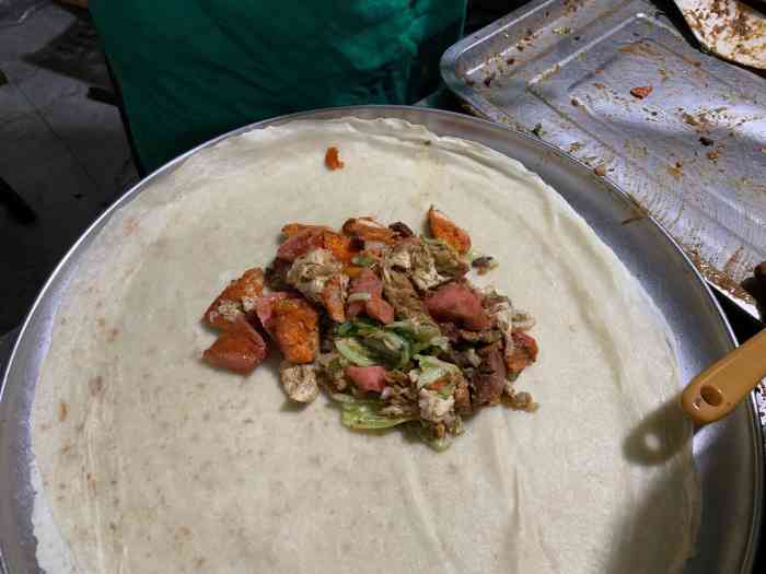 宋记卷饼.麻辣串-"一个营业到凌晨的卷饼店,这样解决了好多人.