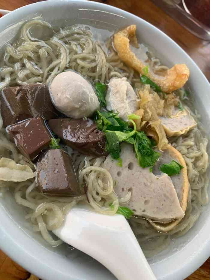 他家蒜蓉辣酱有点甜,也很油香,一碗10元