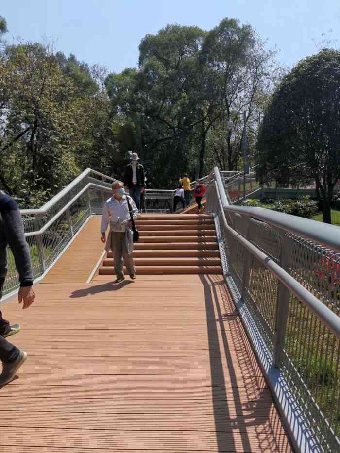 花果山电视台-"在电视塔站这边有个拍摄火车的最佳位置,走.