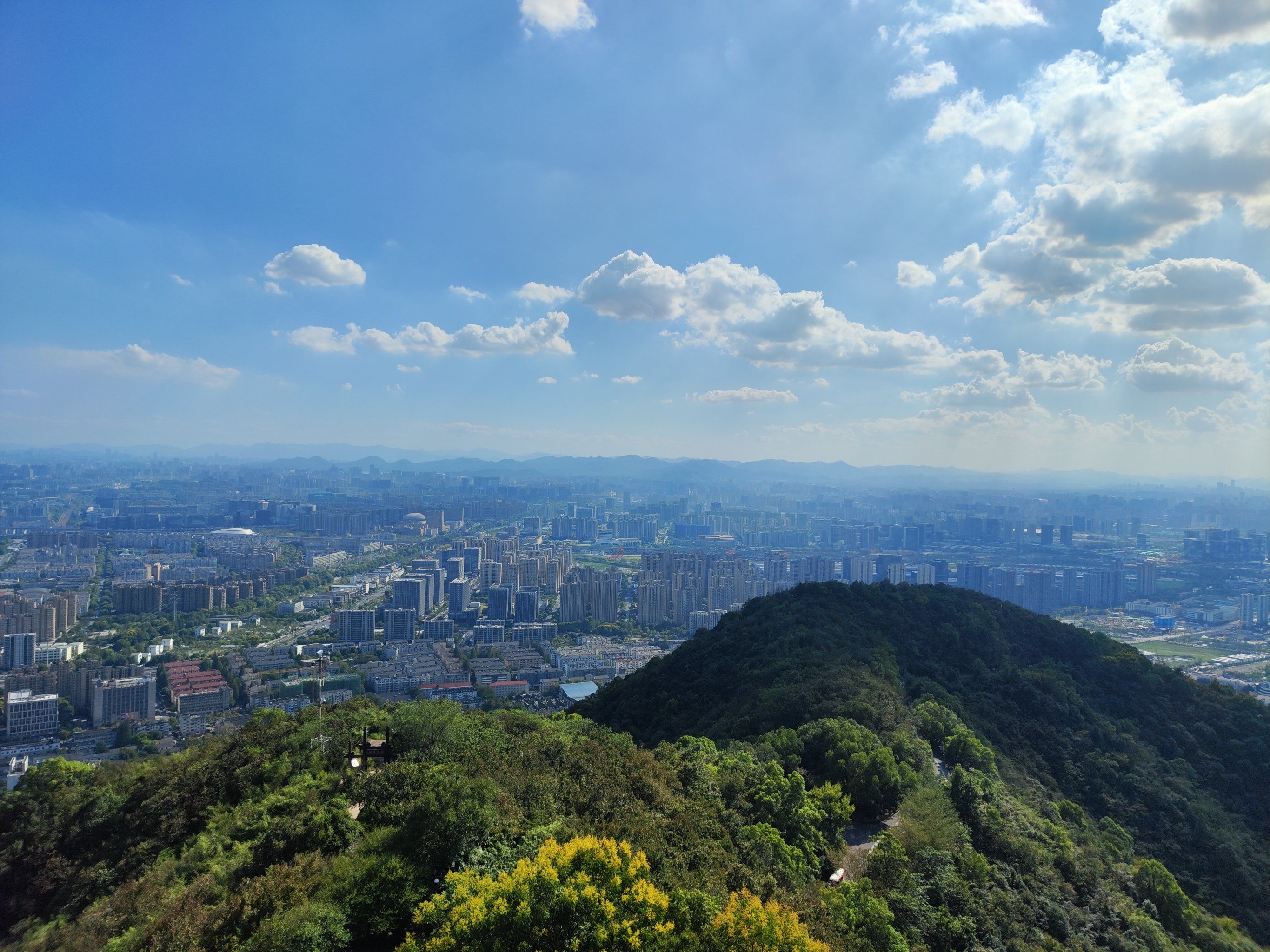 爬半山,在望宸阁看到的杭州美景