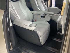 -小鹏汽车(上海静安大融城店)