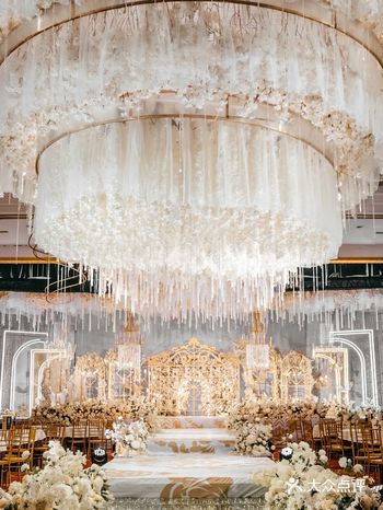 深陷香槟色的温柔梦幻奢华的轻纱吊顶婚礼