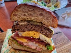 双蛋指椒牛肉汉堡-魏斯理汉堡(西安沣东吾悦店)