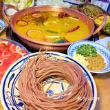 红河哈尼米线爽滑劲道，吸饱了火锅的汤汁，滋味十足