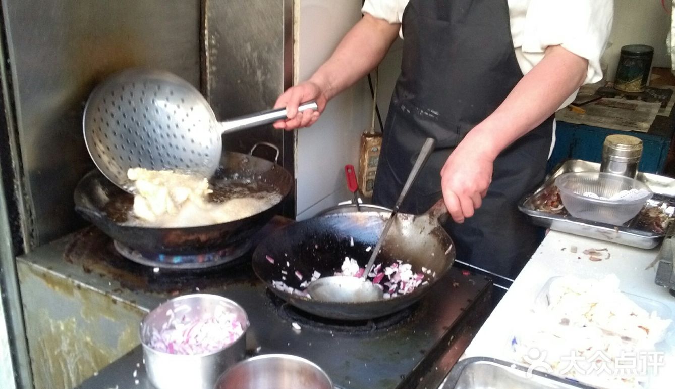 一家炸猪排铺子因为店员春节没有回乡，得以早早开业