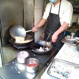 一家炸猪排铺子因为店员春节没有回乡，得以早早开业