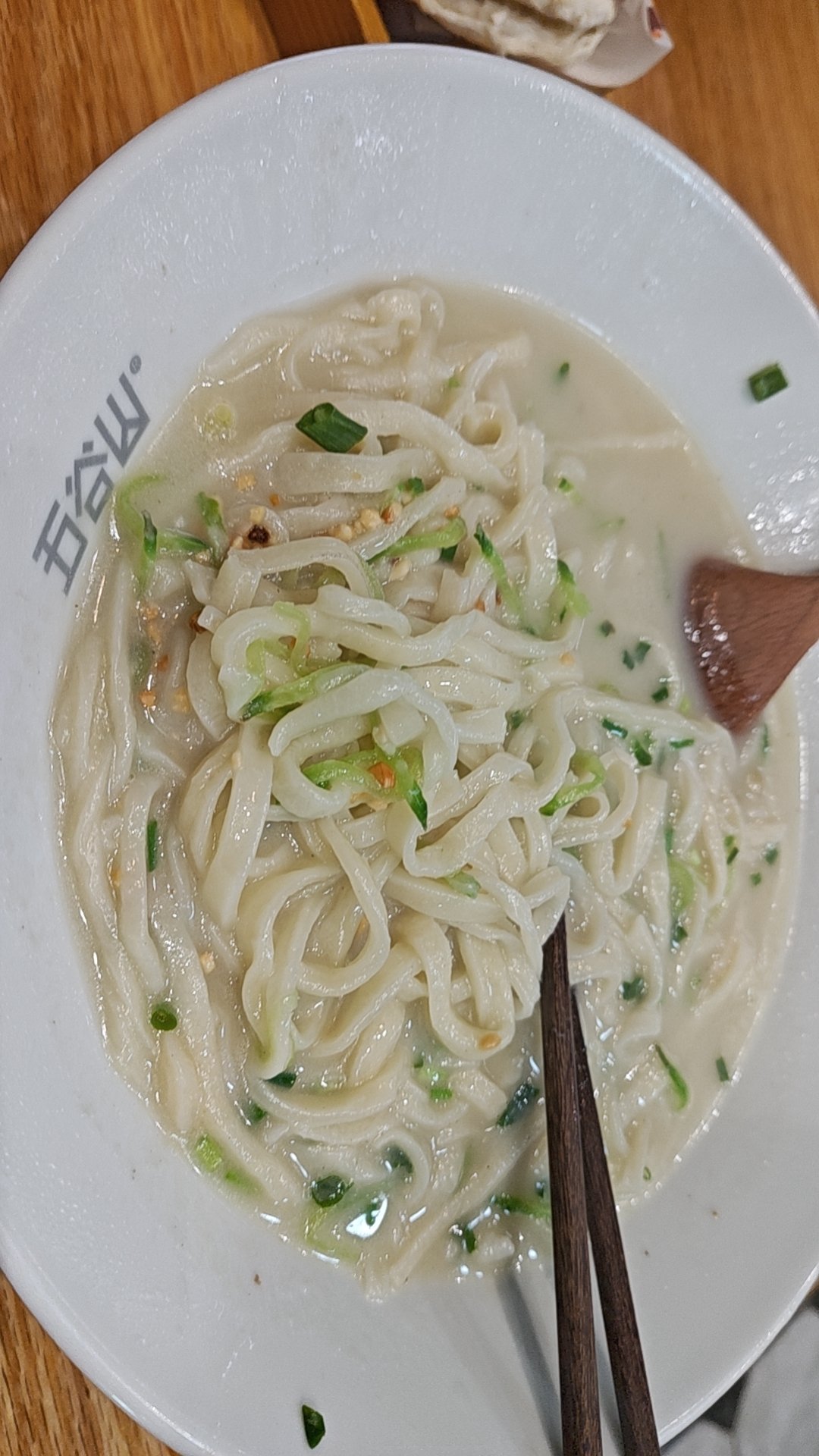 白萝卜汤面很好吃,胃口吃了很舒服.都点这