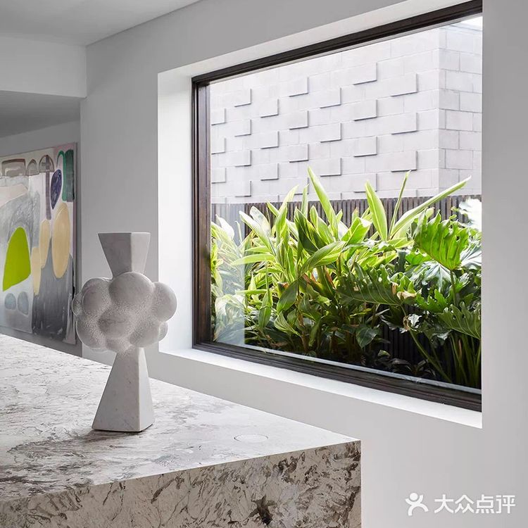 入口跳跃的色彩和几何图案为门厅带来一种愉悦又充满活力的尺度