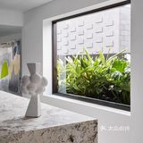 入口跳跃的色彩和几何图案为门厅带来一种愉悦又充满活力的尺度