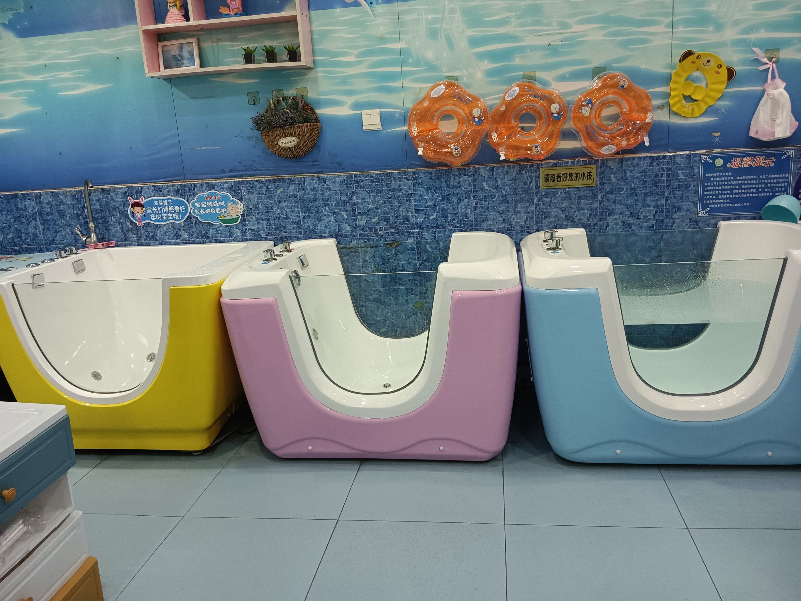 之前带小孩去过不少品牌自营和加盟的游泳馆游泳,这次过来这家感觉比