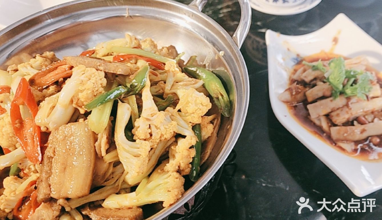 在苏州山塘街的河边感受一下苏州当地的特色菜