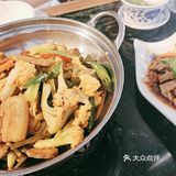 在苏州山塘街的河边感受一下苏州当地的特色菜