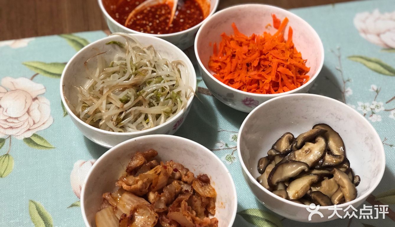 碗里装上米饭，把煮好的食材放进去，中间放上个煎蛋